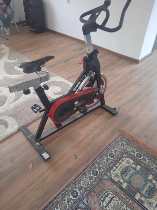 Vând papuci 150 lei noi purtați o data su bicicleta 500 lei