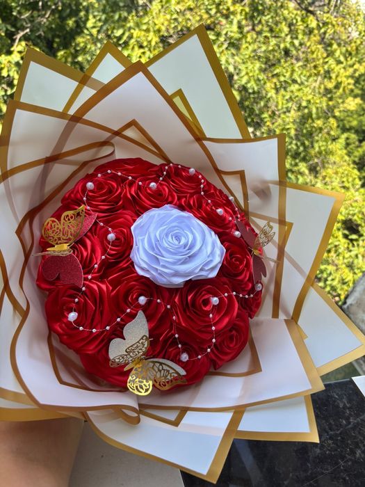 Ursuleț de Pluș Gigant cu Buchet Personalizat – Cadoul Perfect