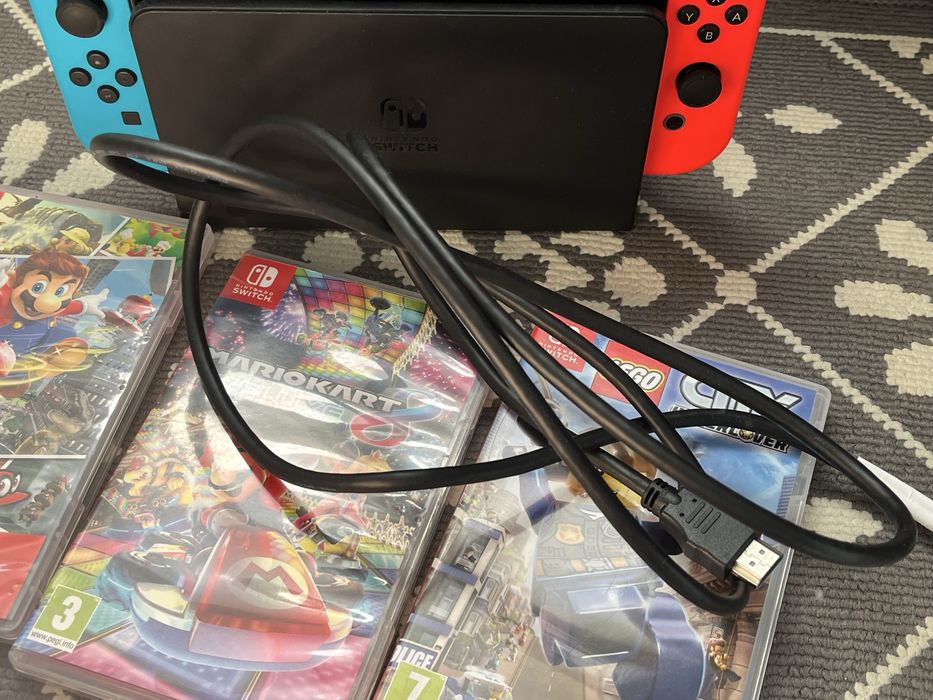Vând Nintendo Switch oled + 9 jocuri, în stare foarte bună, bine întreținut, fără defecte, funcționează perfect.