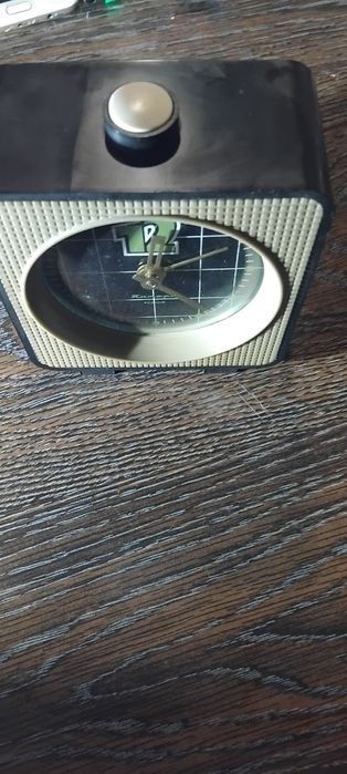 Стар работещ и много запазен будилник от соца