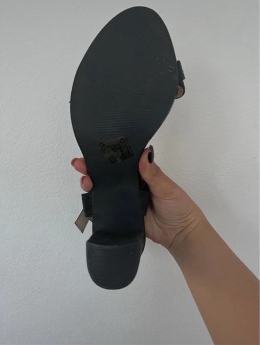 Sandale negre cu toc