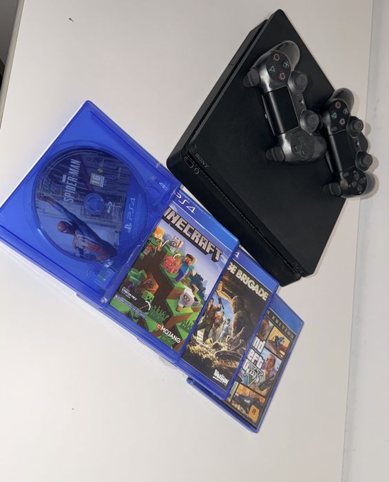 Playstation 4 cu 2 console si 4 jocuri