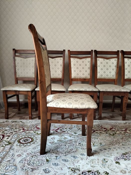 Деревянные стулья