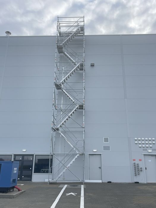 Inchiriem schela turn de acces cu scara