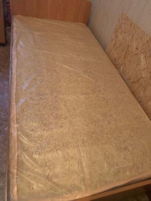 Кровать с матрасом