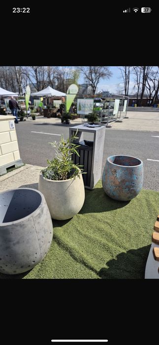 Cos gunoi și ghivece din beton