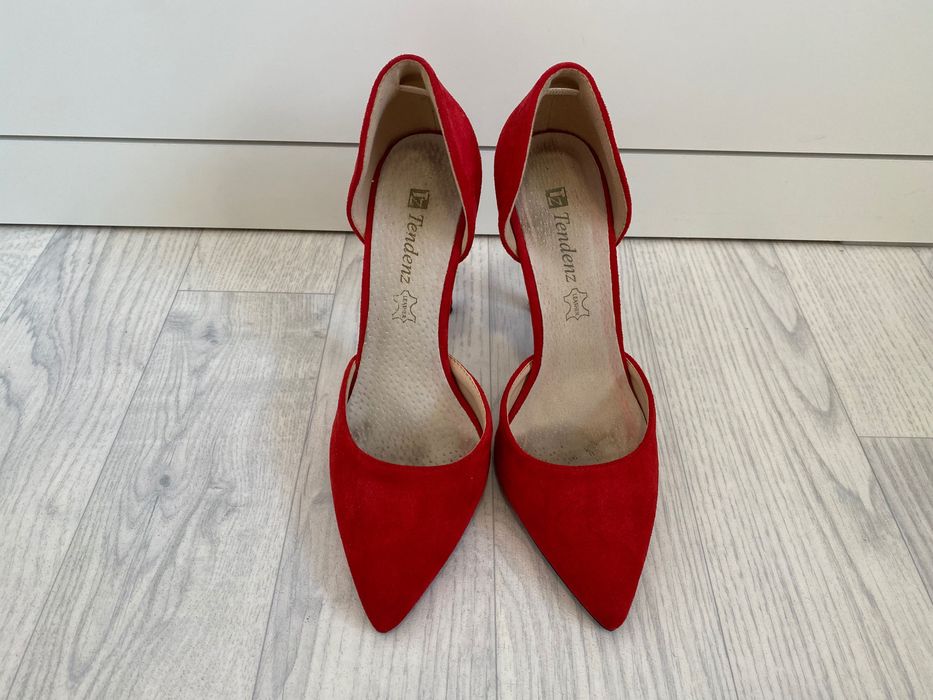 Червени велурени обувки на висок ток