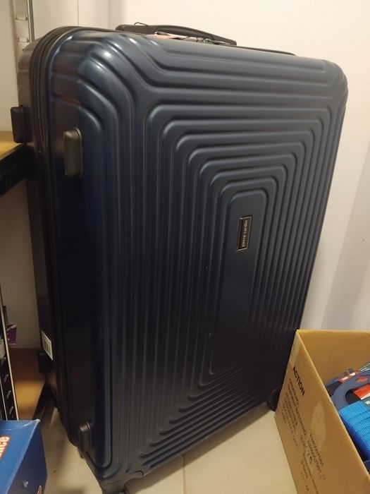 Тъмно син куфар голям