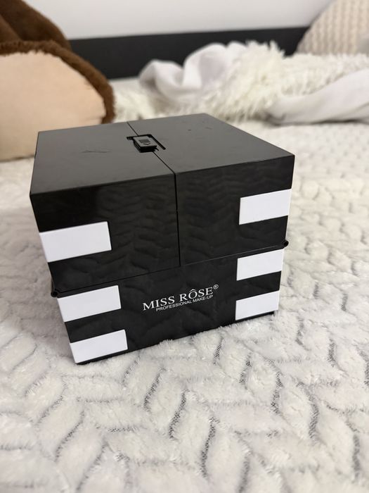 Paletă make-up, ideală pentru orice look