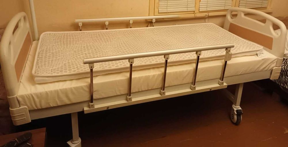 Механично болнично легло