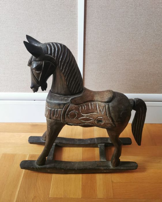 Антикварно Дървено люлеещо се конче в кафяв цвят играчка фигура декор