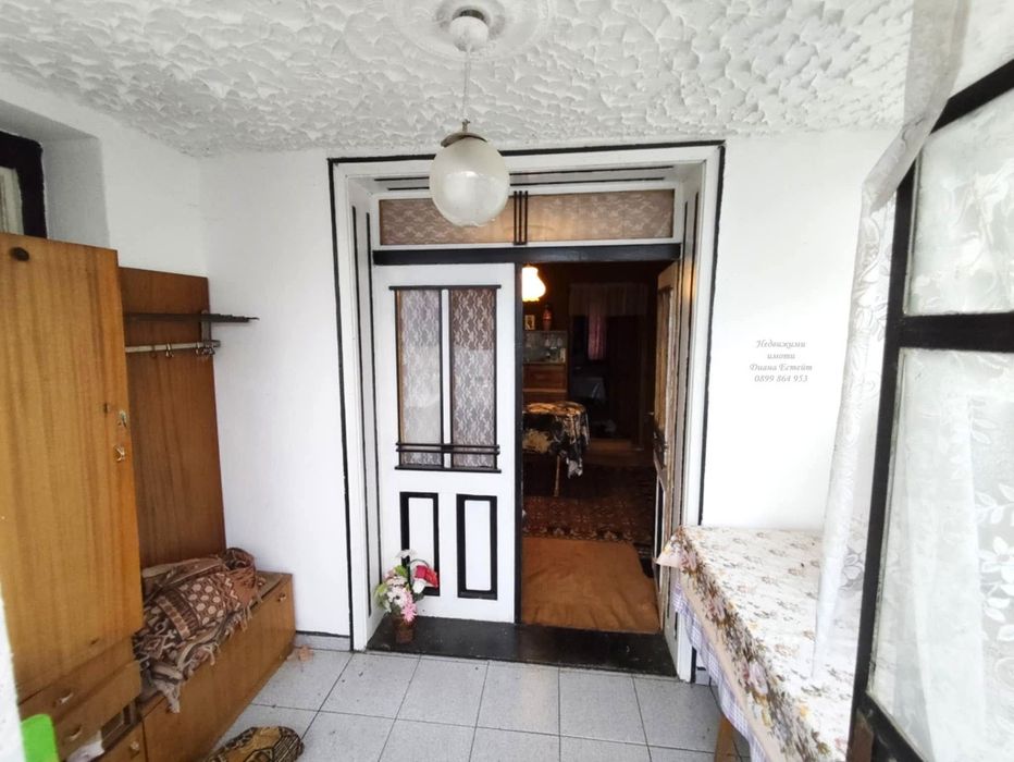 Двуетажна къща с постройка