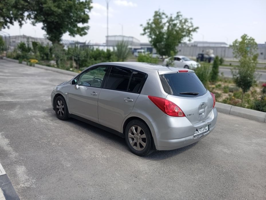 Nissan tida 1.6 2006 yil seriy maksimum 300$ li ishi bor narxi 5500$