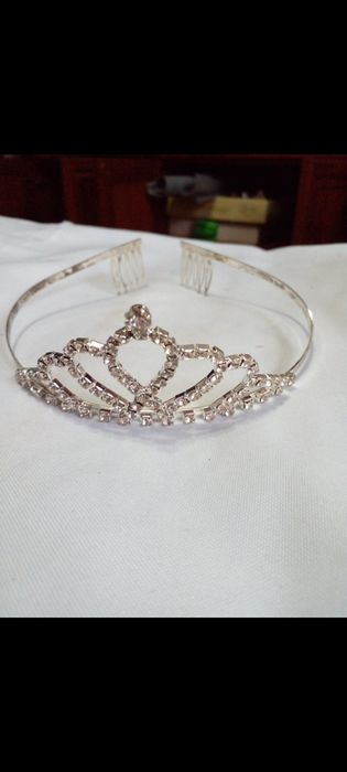 Диадема новая,металл,стразы
