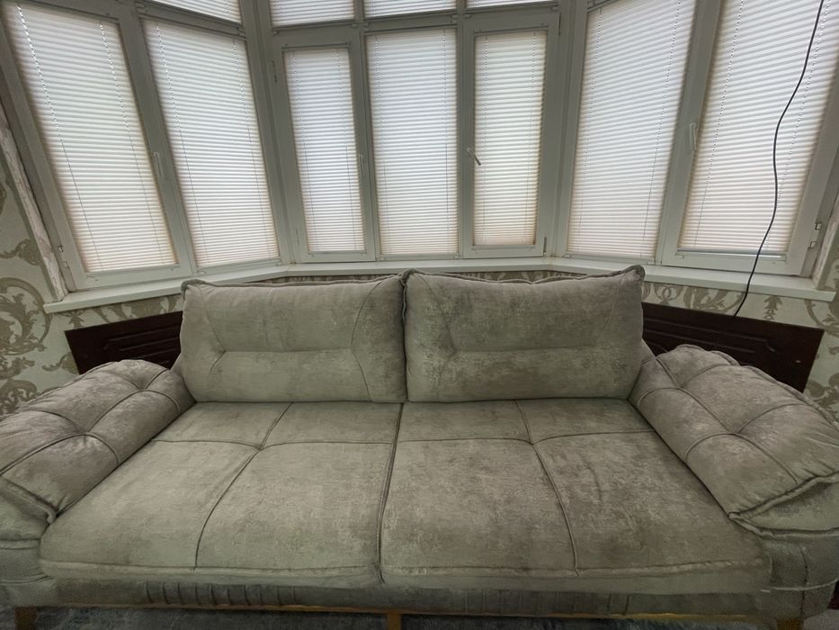 Срочно продается диван с двумя креслами совсем новый