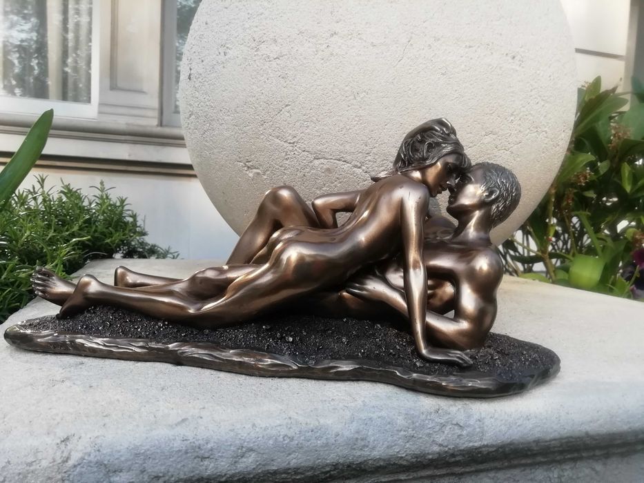 Statueta de bronz, indragostiti imbratisati, cu totul deosebita, arta