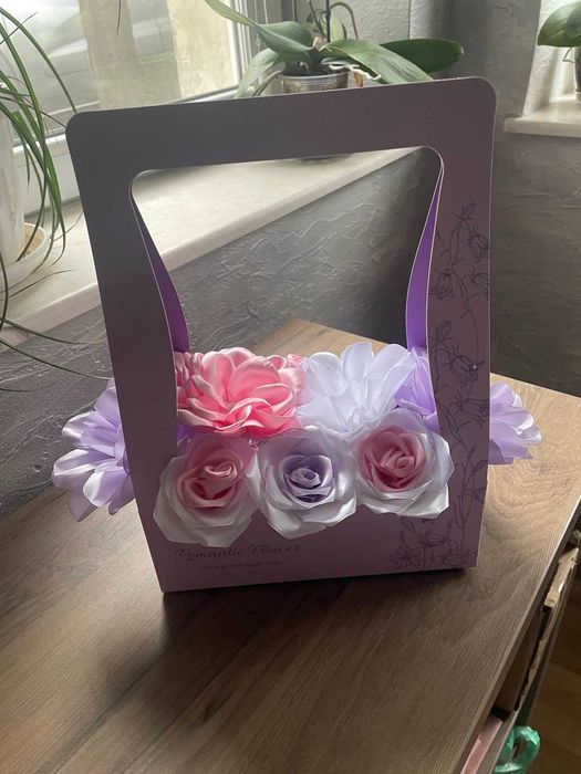 Ръчно изработени букети от сатенени панделки и восък.