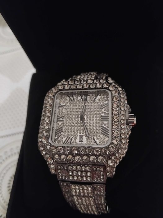 Продавам чисто нов мъжки часовник