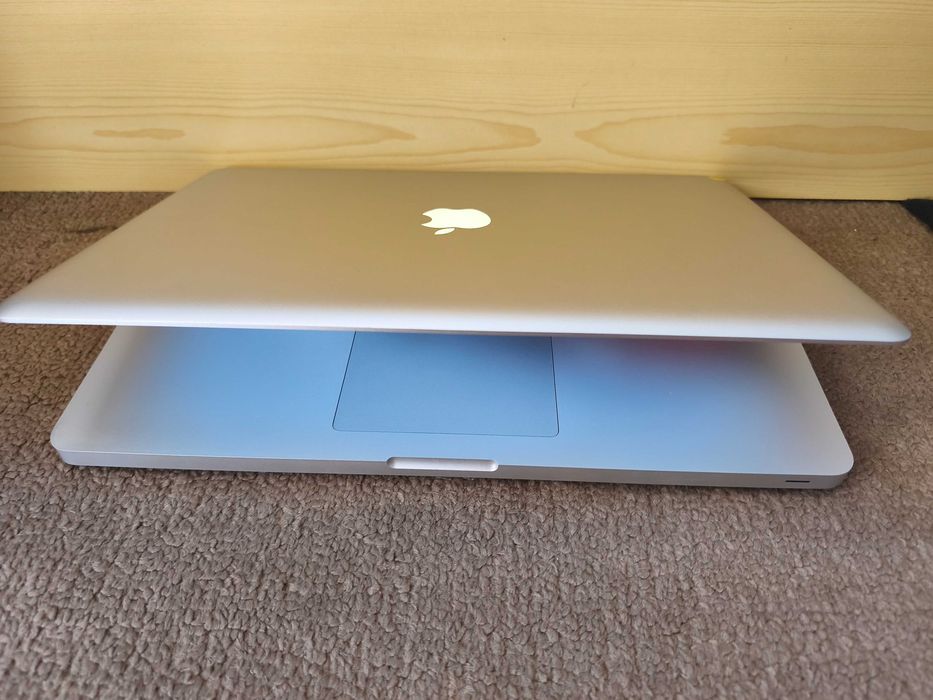 лаптоп Mac Book Pro