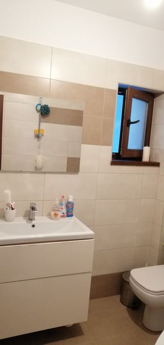 Închiriez casa insiruita 3 camere, 2 gradini, 2 locuri parcare