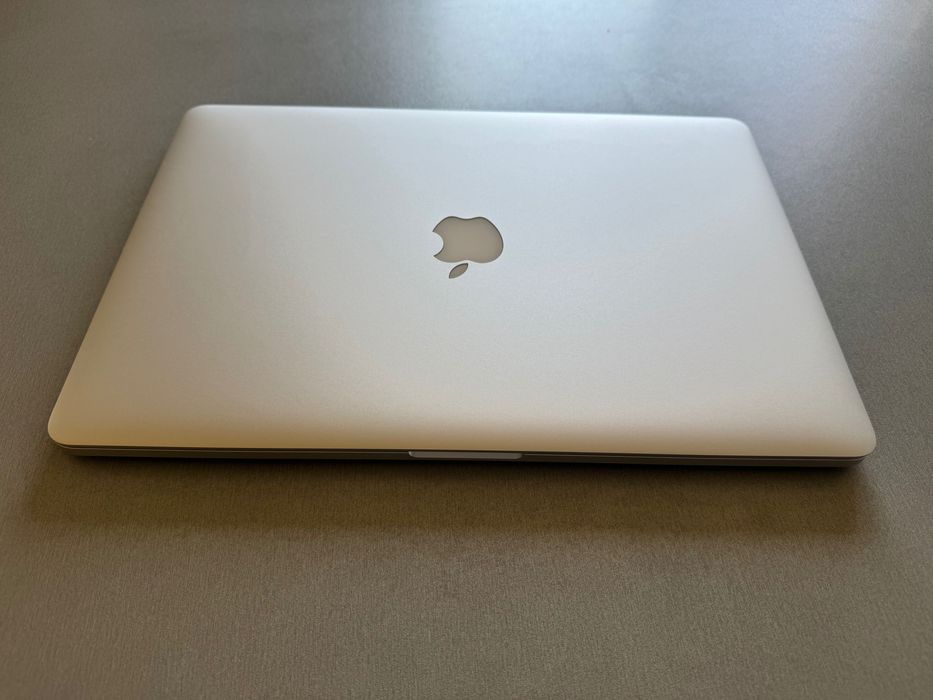Macbook Pro 15 inch / late 2015 / 2.2GHz Intel I7 / 16gb /258GB/ A1398
