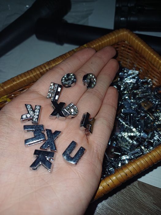 Английские блестящие буквы бусины