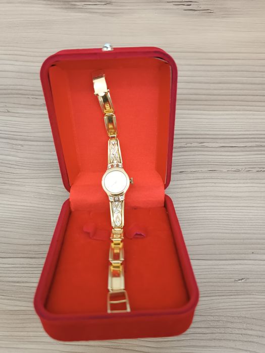 Срочно женские золотые часы 750 пробы