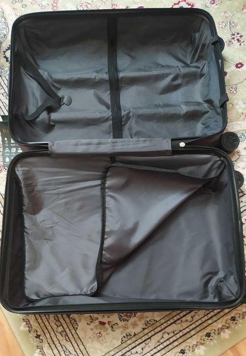 Новый чемодан на колесах