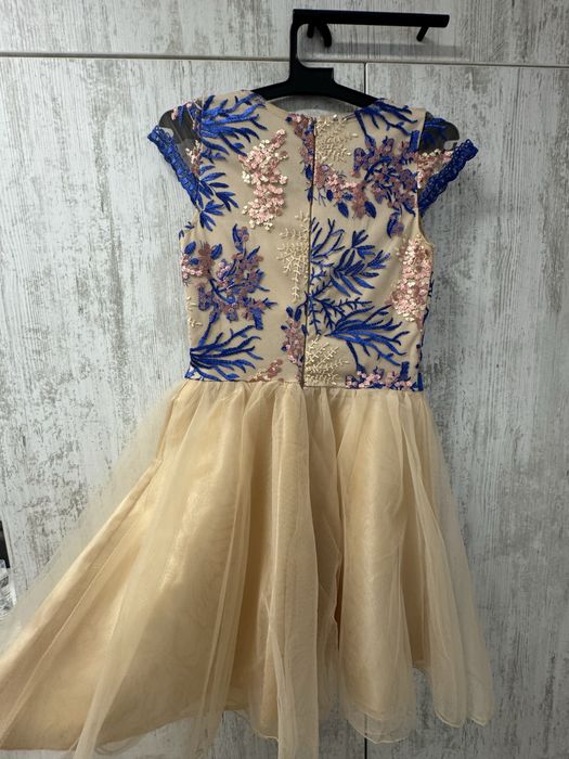 Рокля с тюл в бежаво и синьо