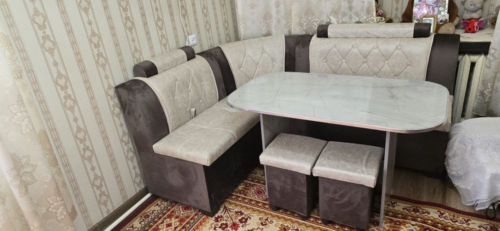 Кухнние.  Уголок +Сол+2пуфиг.качитва можете пасматрет