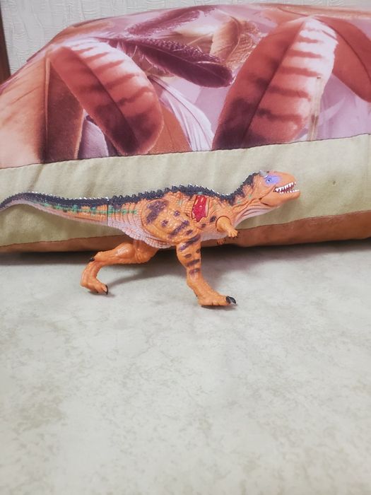 Продаю игрушечного динозавра