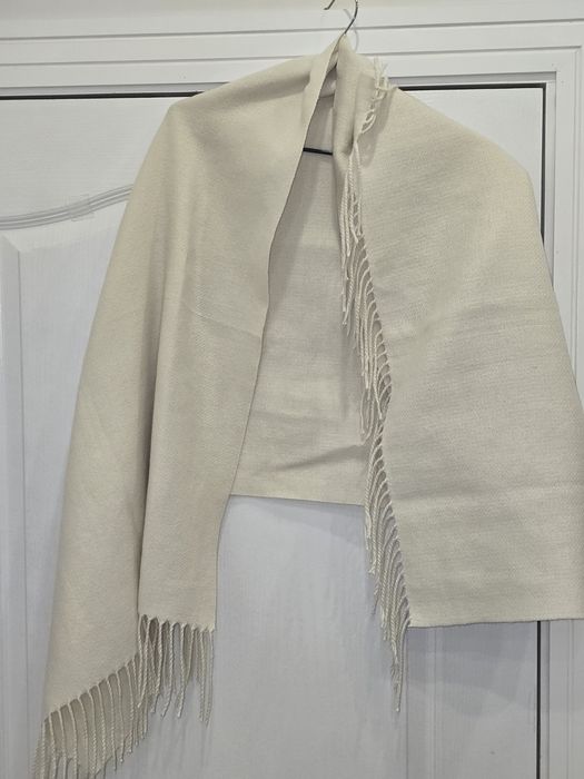 Шарф белый тёплый с бахромой