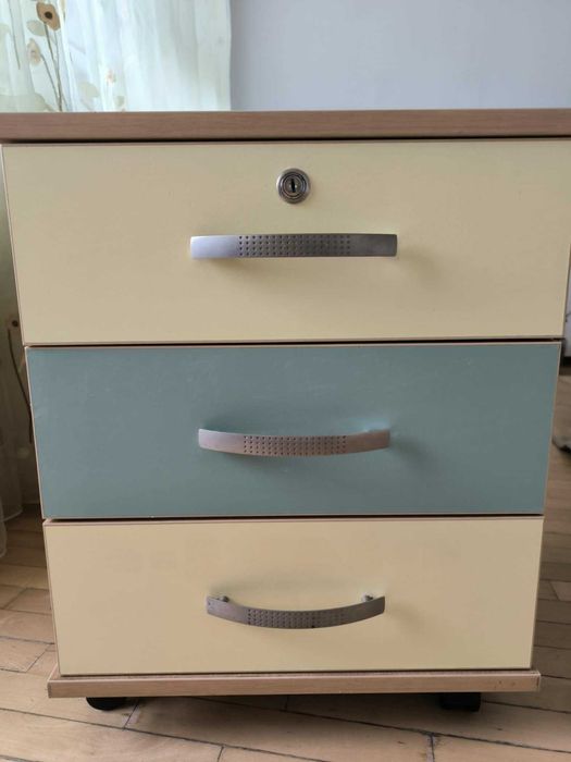 Шкаф с три чекмеджета, на колелца