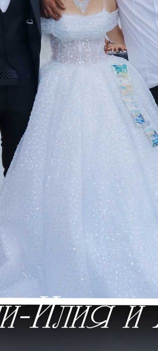 Бяла сватбена рокля