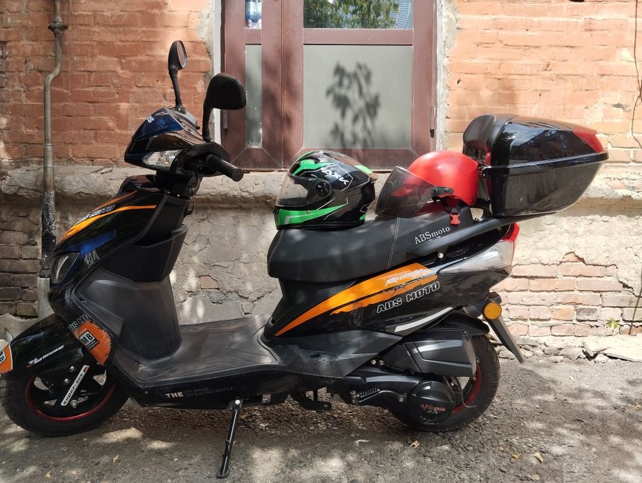 Продам скутер M8 125 кубов