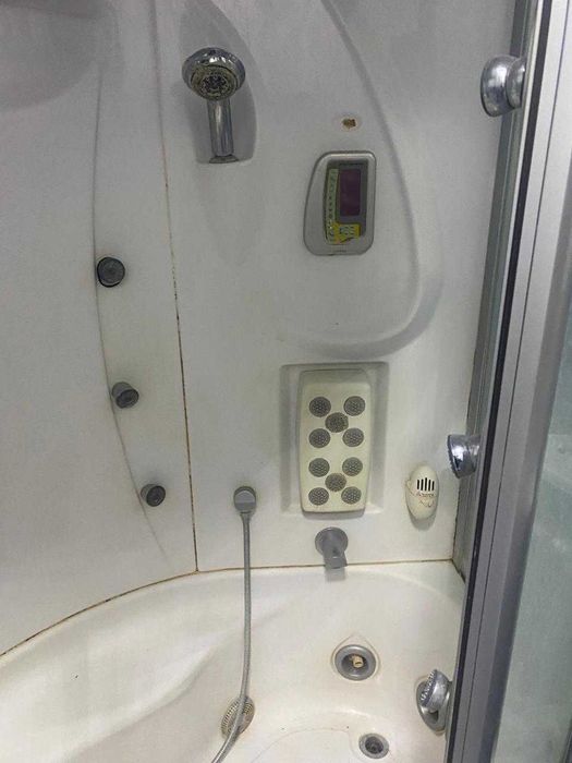 Душевая кабина с джакузи