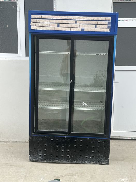 Vand vitrina in stare perfecta de functionare