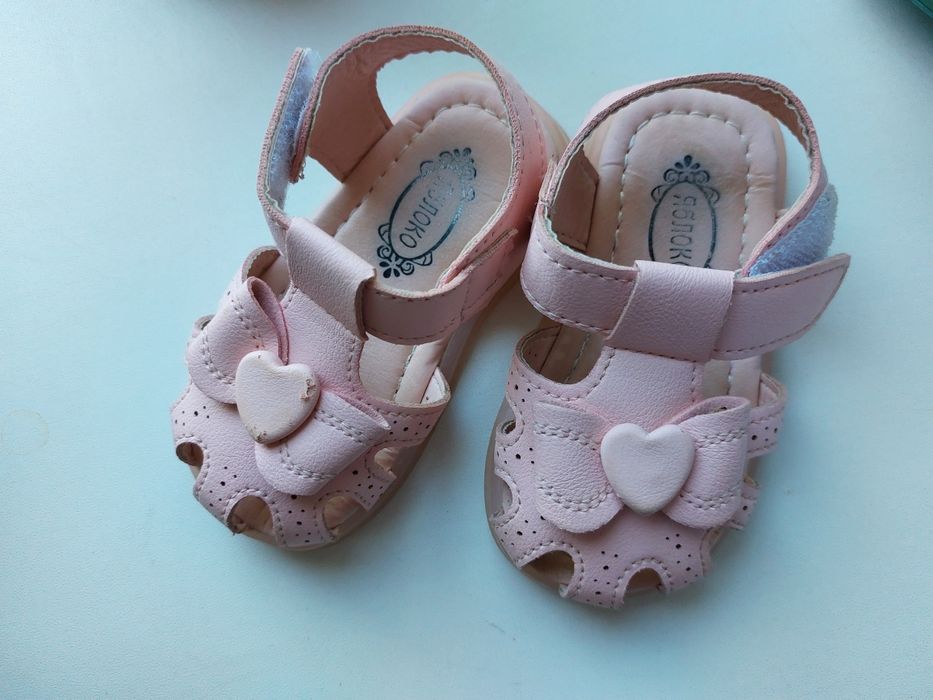 Продам детские сандалии