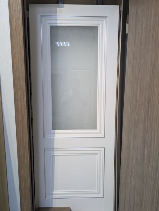 Продам межкомнатные двери с витрины