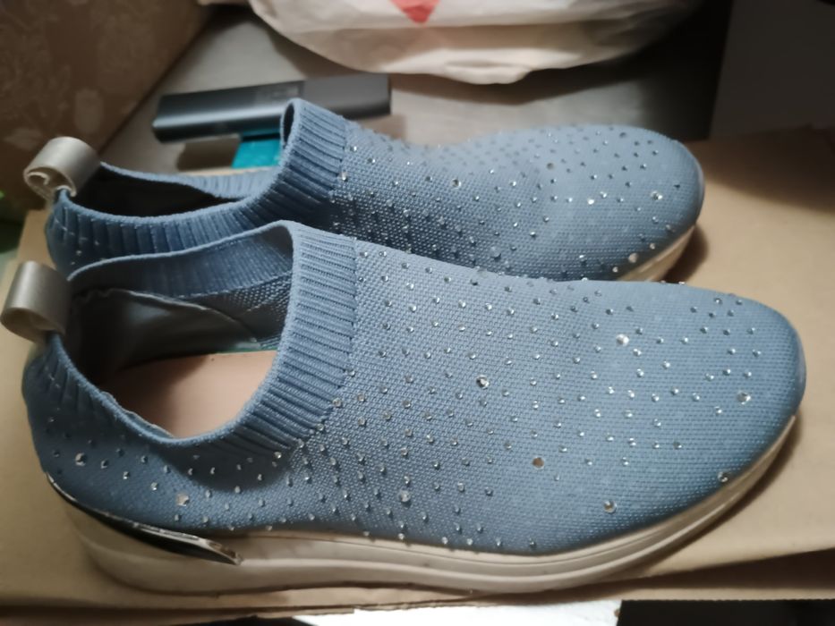 Adidasi cu pietricele purtati