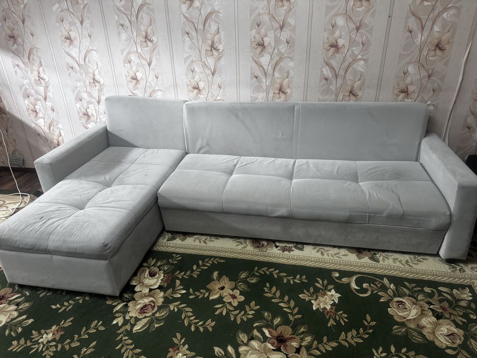 Диван . Отдам за 20000 ………………………….