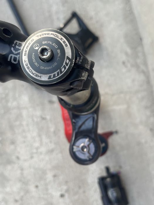 Se vinde ce este in poza piesele au fost pe un canndoale claymore 2012 si furca este de 1.5 si shoku specific claymore