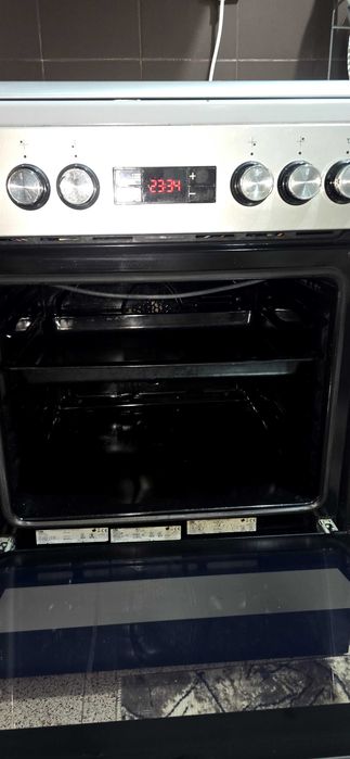 Продавам комбинирана готварска печка Beko FSE 64320 DS