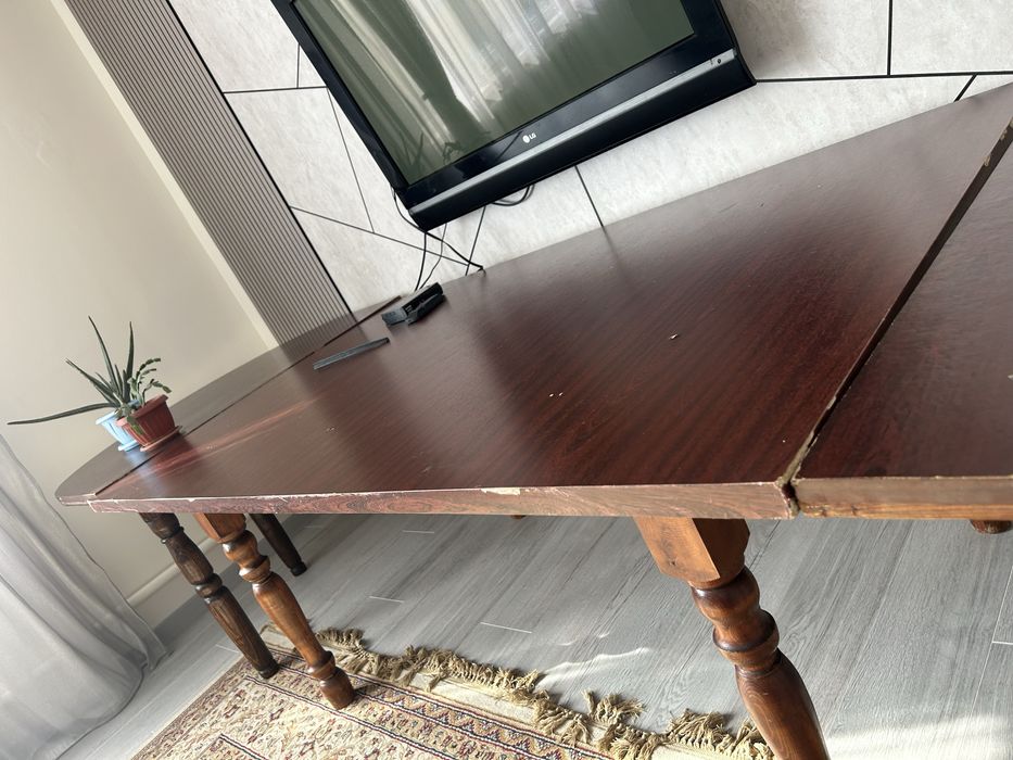 Продается стол для гостиной