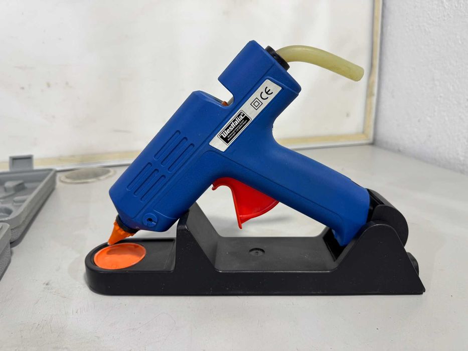 Пистолет за топъл силикон