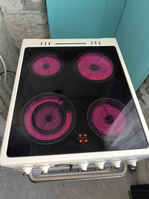 Продавам готварска печка Gorenje EC55CLI1 Retro Style