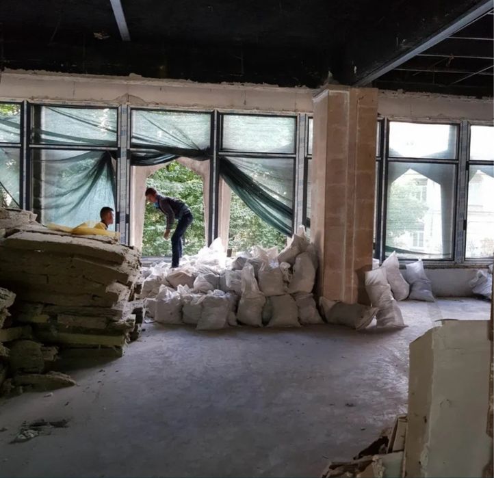 Transport moloz nisip piatra gunoi mobila demolari avem si manipulanti