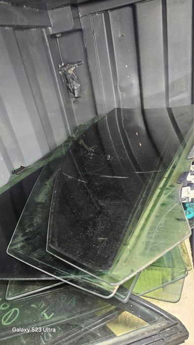 Стекло задний двери глухой