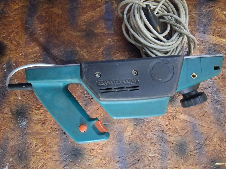 Vând rindea electrică black&decker de 470w