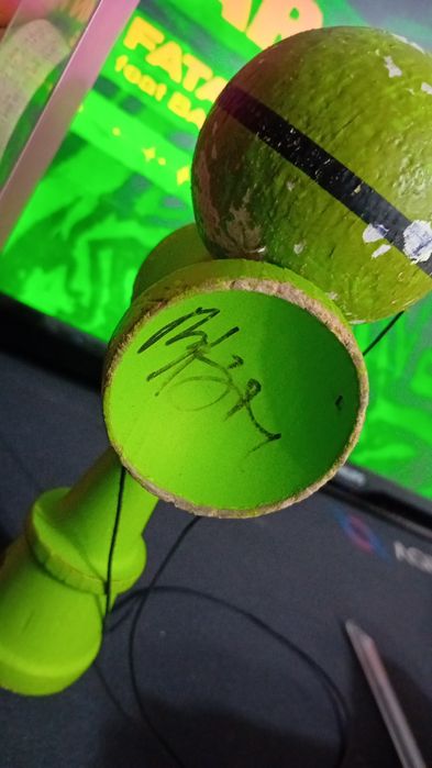 Kendama bisoi si sweets neon semnata de bisoi si mocioiu